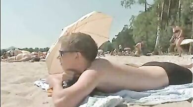 Twink guardone in spiaggia