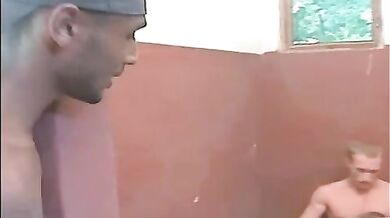 Twink guardone in spiaggia