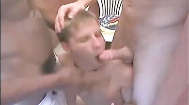 Twink guardone in spiaggia