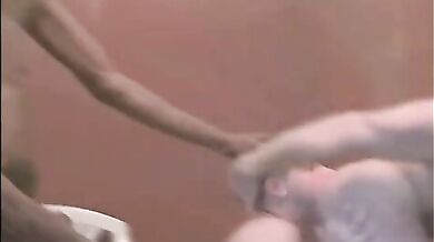 Twink guardone in spiaggia