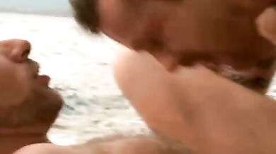 Coppie maschioni gay fanno sesso outdoor