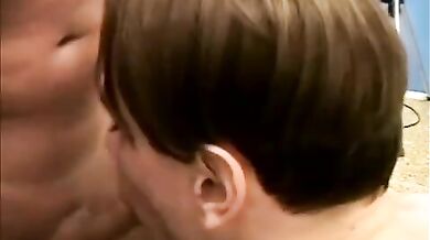 Sesso gay di gruppo al centro commerciale