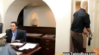 Ragazzo passivo ama succhiare il cazzo del suo boss