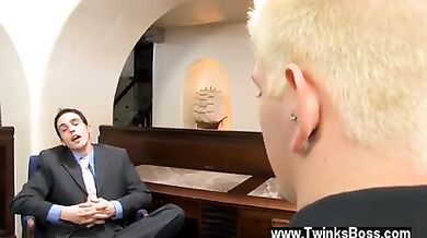 Ragazzo passivo ama succhiare il cazzo del suo boss