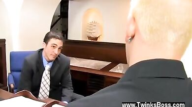 Ragazzo passivo ama succhiare il cazzo del suo boss