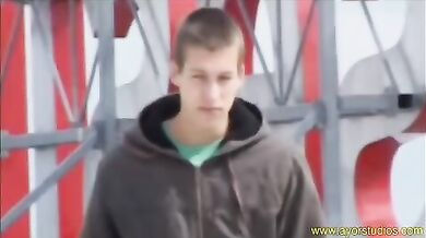 Giovane barista inculato da ragazzo porco