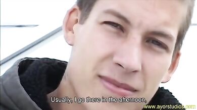 Giovane barista inculato da ragazzo porco