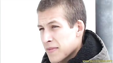 Giovane barista inculato da ragazzo porco