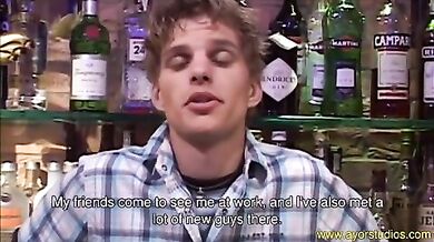 Giovane barista inculato da ragazzo porco