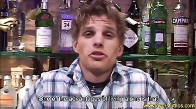 Giovane barista inculato da ragazzo porco