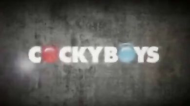 Trentenne lo prende nel culo da twink