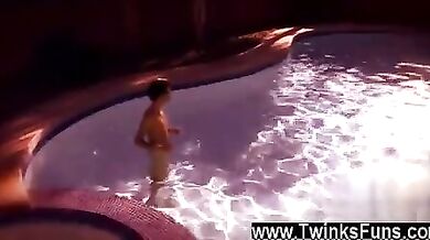 Coppia twink scopa a bordo piscina