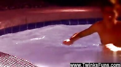 Coppia twink scopa a bordo piscina