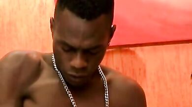 Sesso interrazziale a tre con diciottenne latino gay