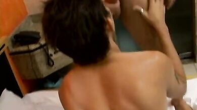 Sesso interrazziale a tre con diciottenne latino gay