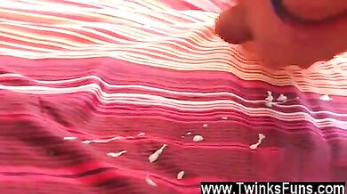 Twink biondo inculato sborra sulla coperta