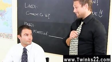 Professore gay succhia il cazzo a un collega in aula