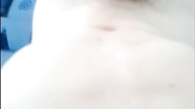 Geme come un maiale mentre sborra