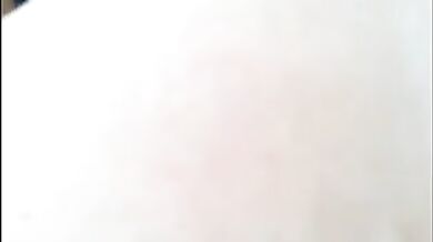 Geme come un maiale mentre sborra