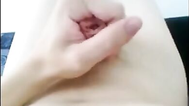 Geme come un maiale mentre sborra