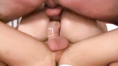 Ragazzo etero inculato da due stalloni gay