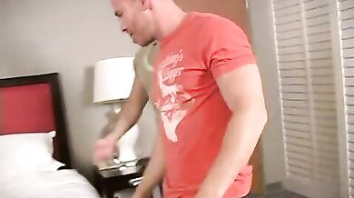 Ragazzo etero inculato da due stalloni gay