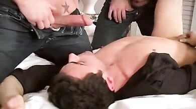 Ragazzo etero inculato da due stalloni gay