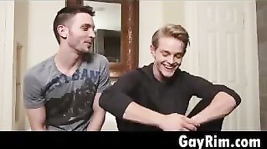 Twink carino coi capelli biondi inculato