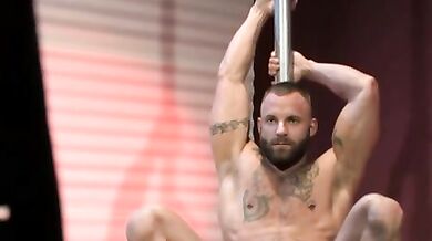 Muscoloso stripper gay lo piglia in culo