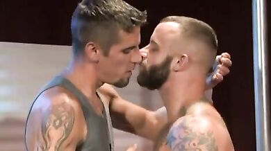 Muscoloso stripper gay lo piglia in culo