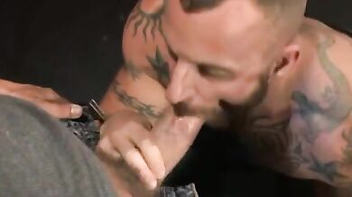 Muscoloso stripper gay lo piglia in culo