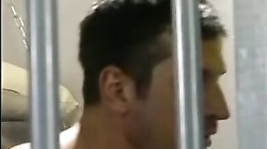 Sesso gay a tre dietro le sbarre
