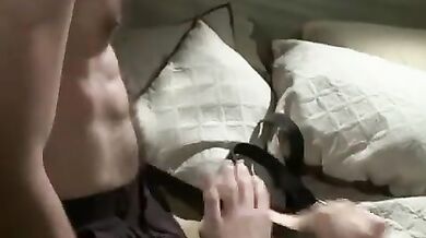 Giovane prete gay inculato