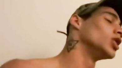 Giovane ragazzo lo piglia in culo