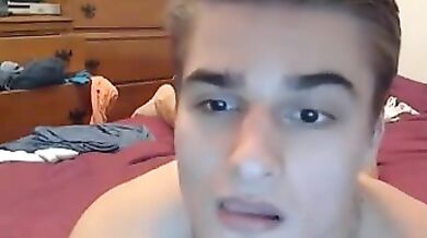 Bel ragazzo muscoloso si fa una sega in webcam