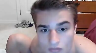 Bel ragazzo muscoloso si fa una sega in webcam