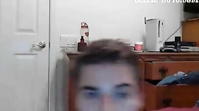 Bel ragazzo muscoloso si fa una sega in webcam