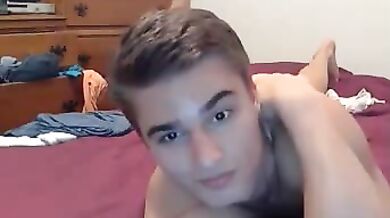 Bel ragazzo muscoloso si fa una sega in webcam