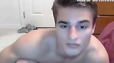 Bel ragazzo muscoloso si fa una sega in webcam