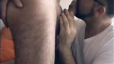 Gay italiano con gli occhiali succhia