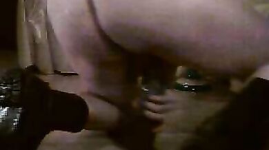 Cavalca un enorme dildo a ventosa