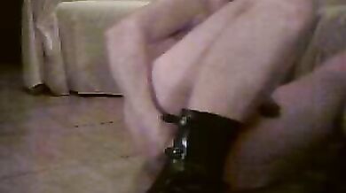 Cavalca un enorme dildo a ventosa