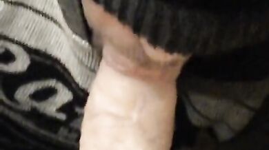 Si sega e intanto succhia un cazzo big