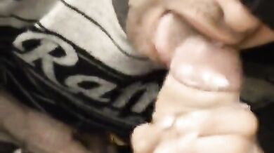 Si sega e intanto succhia un cazzo big