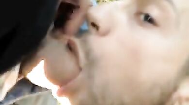 Mi succhio il suo cazzo outdoor