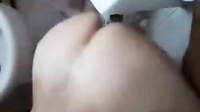 Si incula da solo in bagno