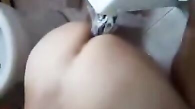 Si incula da solo in bagno