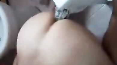 Si incula da solo in bagno