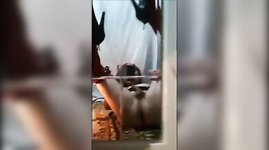 Travestito italiano  in tacchi a spillo si masturba il culo