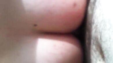 Rosso culetto gay inculato col preservativo